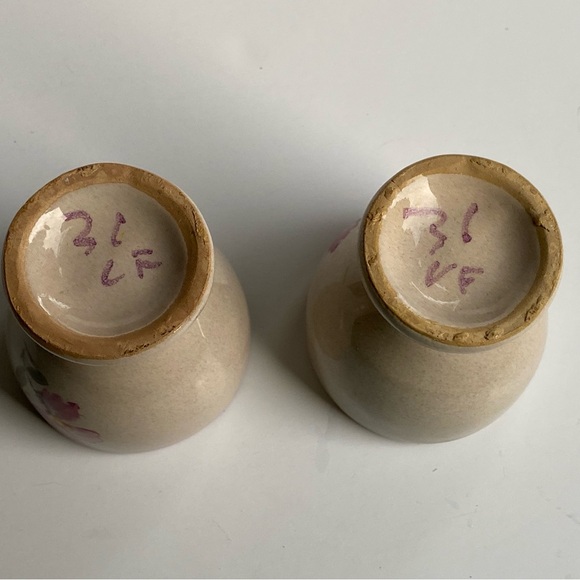 2 Egg Cups Pottery Signed Beige Pink Trim Flowers EUC Breakfast Eggs Easter - Picture 7 of 16